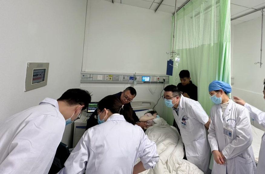 中南大学湘雅三医院和湘西州人民医院急诊团队合作救治高危孕产妇
