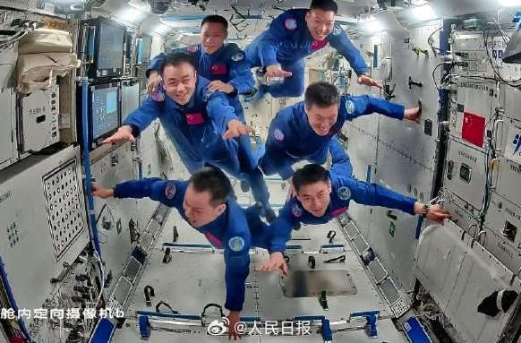 现场画面！中国6名航天员空间站同框飞翔