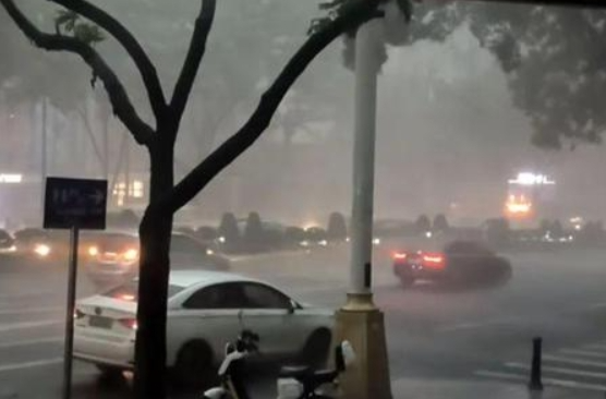 停课、停业！双预警！大暴雨！冰雹！新一轮强降雨来袭！官方紧急提醒致灾风险→