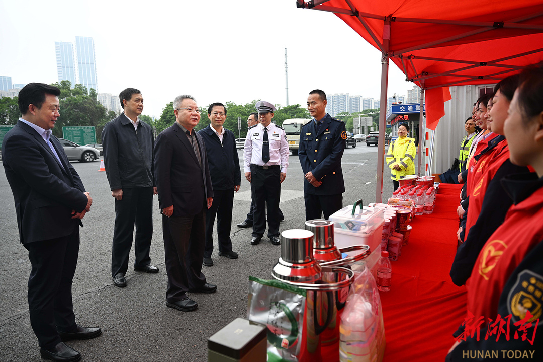 5月1日，沈晓明来到京港澳高速雨花收费站，看望执勤民警和志愿者，向大家致以节日问候。