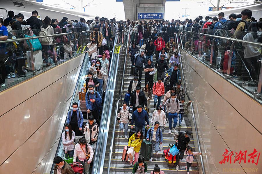 铁路迎来"五一"客流高峰