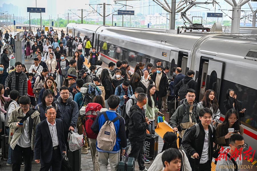 铁路迎来"五一"客流高峰