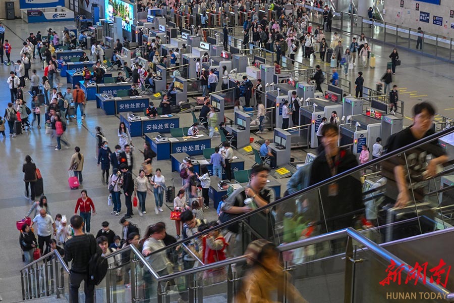 铁路迎来"五一"客流高峰