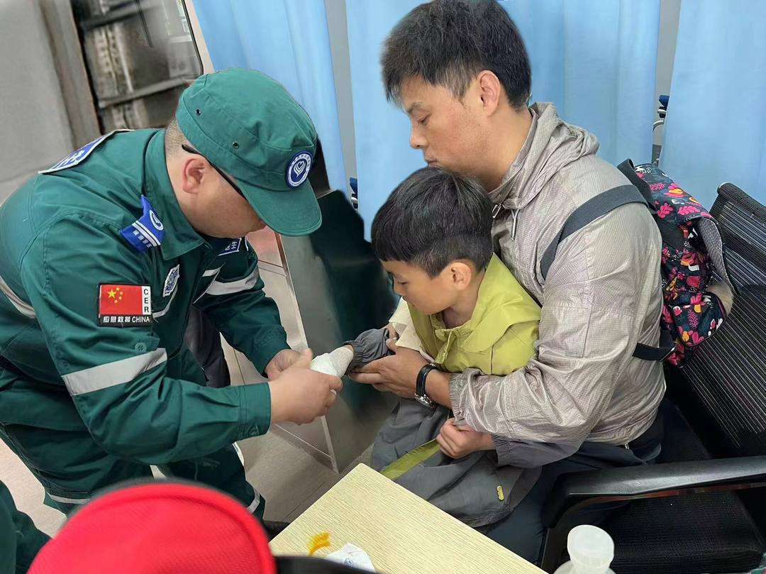 6岁男童不慎受伤 张家界旅游医生全程救治脱险