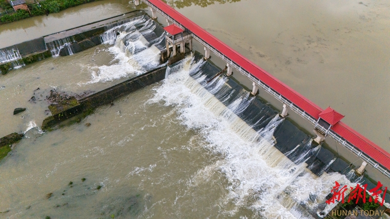 连日来,受持续性降雨影响,娄底市境内多条河流出现涨水情况,防汛形势