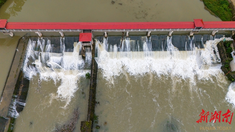 连日来,受持续性降雨影响,娄底市境内多条河流出现涨水情况,防汛形势