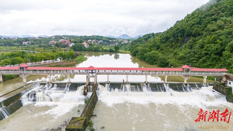 连日来,受持续性降雨影响,娄底市境内多条河流出现涨水情况,防汛形势