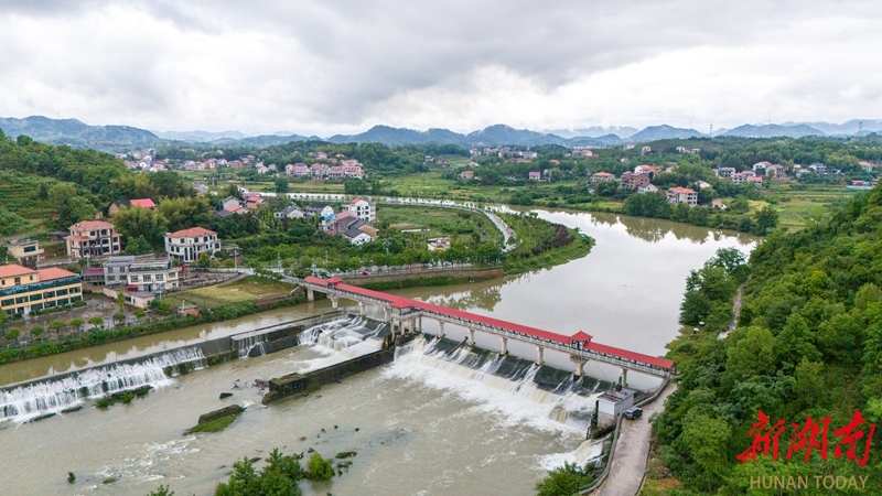 连日来,受持续性降雨影响,娄底市境内多条河流出现涨水情况,防汛形势
