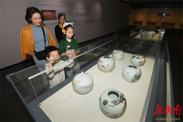 Explore Charm of Huxiang Porcelain