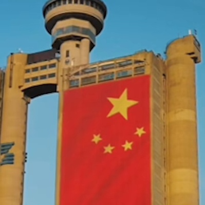 “热烈欢迎尊敬的中国朋友！” 塞尔维亚首都多处悬挂五星红旗