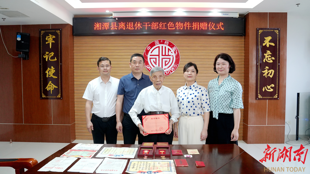 文化中国行②丨湘潭县两名老兵捐赠红色物件
