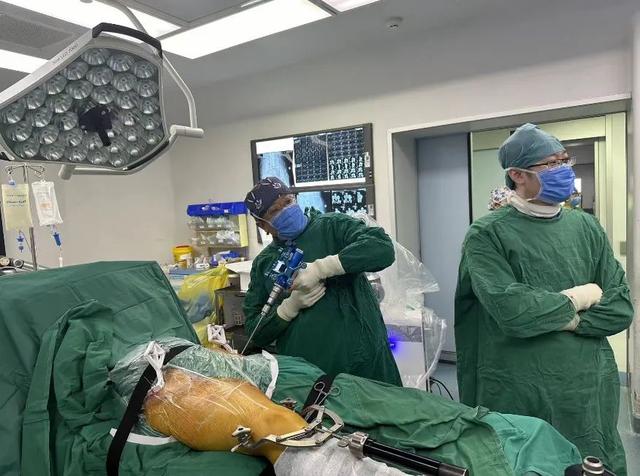 全球首次！北京这家医院的机器人，急诊手术中救人一命