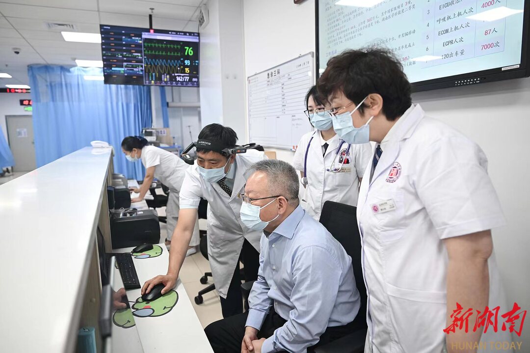 5月7日，沈晓明在湖南省人民医院岳麓山院区调研。