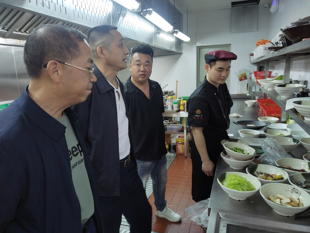 湖南化工职院工会督导处联合开展教工食堂食品安全督查工作