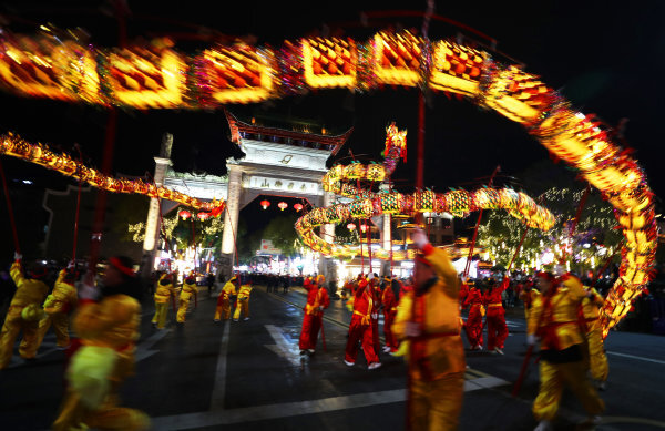 醉美潇湘|游客沉浸式体验古风国潮——南岳古镇夜，一眼望千年