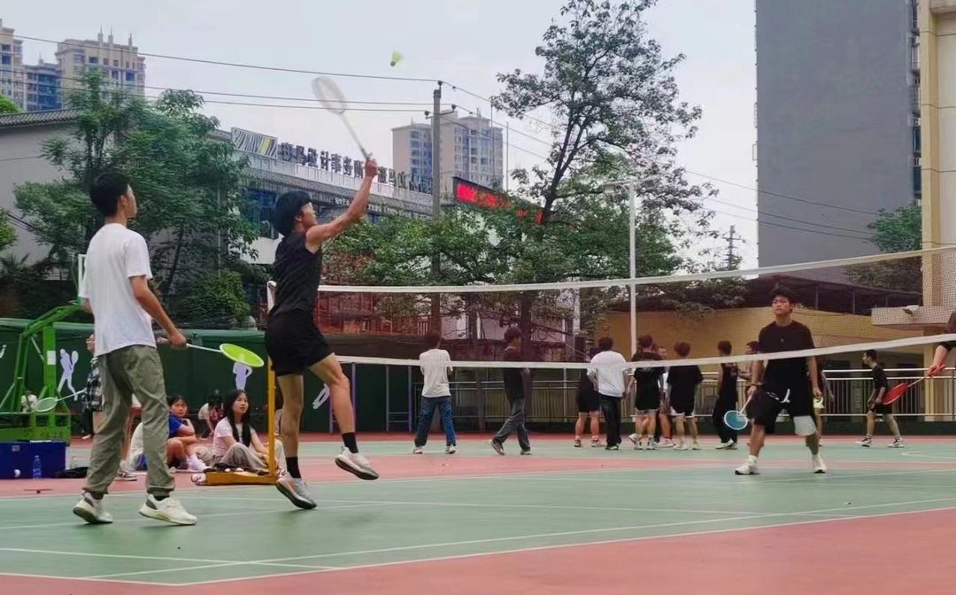 “燃烧吧，青春！”——邵阳市计算机中等专业学校举办羽毛球比赛