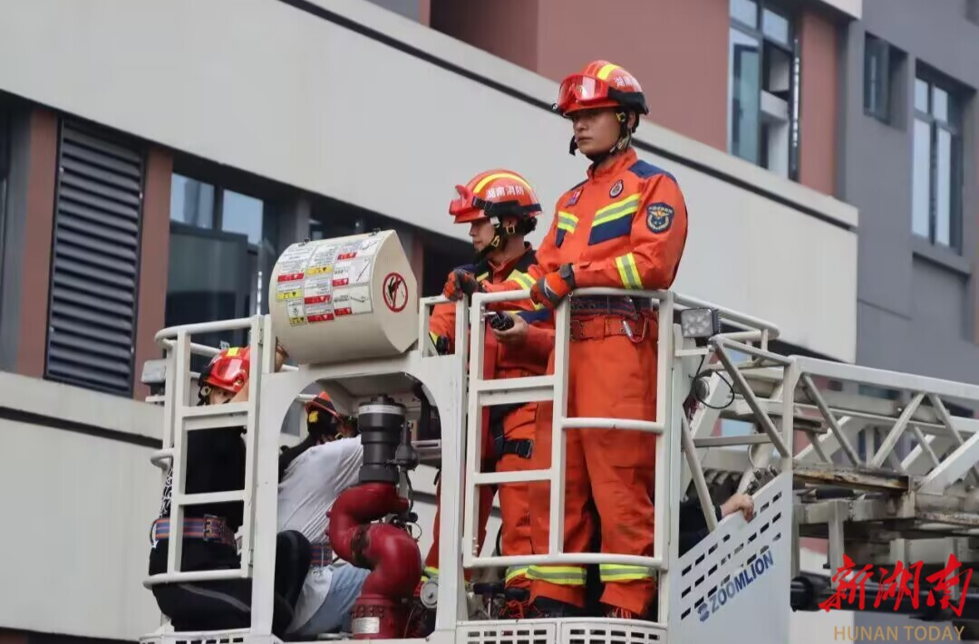 望城消防开展学校火灾扑救实战演练