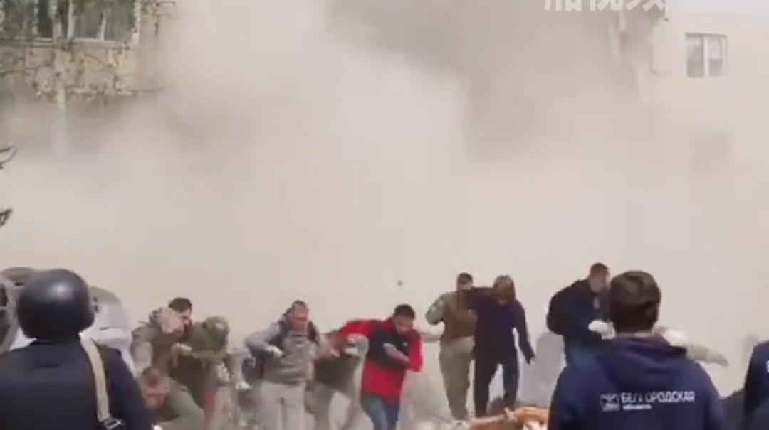 俄遭袭居民楼发生二次坍塌 多名救援人员被埋