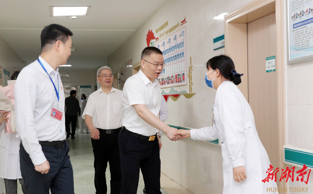 湖南省卫生健康委副主任罗辉一行慰问省第二人民医院一线护理工作者