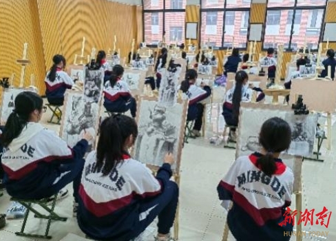 长沙市明德望城学校举行“逐梦”美术展开幕式