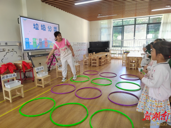 怀化市鹤城区第二幼儿园举办  "践行新时尚,分类我先行"生活垃圾分类
