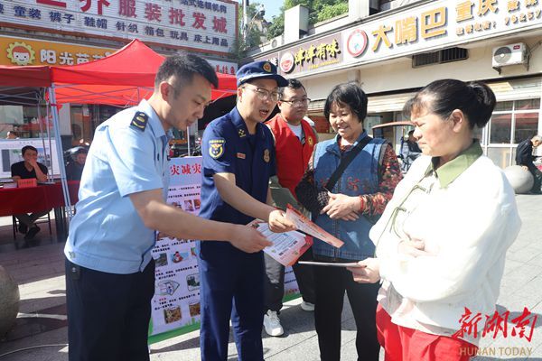 洪江区消防救援大队开展防灾减灾宣传 助力优化营商环境