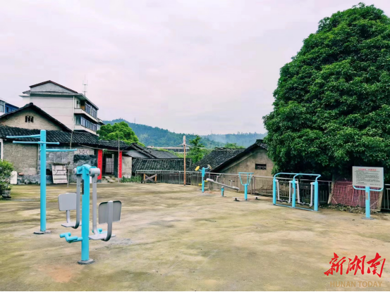 安裝健身器材，居民“近”享健康生活