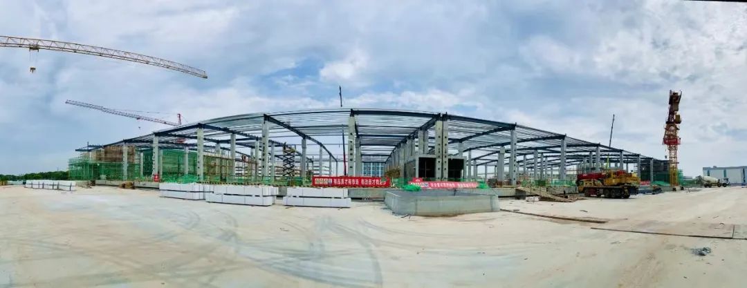 5月7日，记者走进位于长沙自贸临空区的八百里物流产业园项目建设现场，映入眼帘的是有条不紊的施工火热场面。得益于先进施工工艺，该项目进展飞速，主体工程已于近期完工，正式进入屋面和墙面维护结构施工阶段，预计今年8月中旬竣工交付。