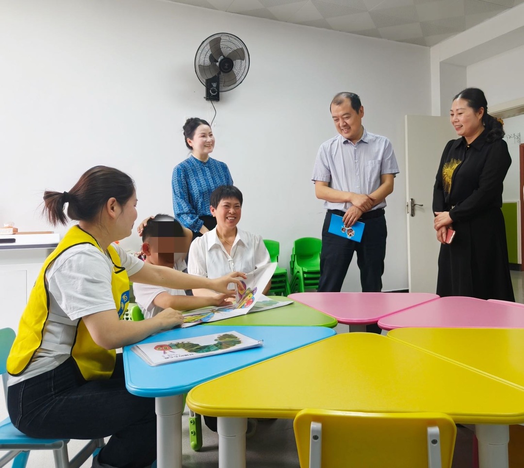 贾珍文走访慰问残疾人服务机构及困难残疾儿童家庭