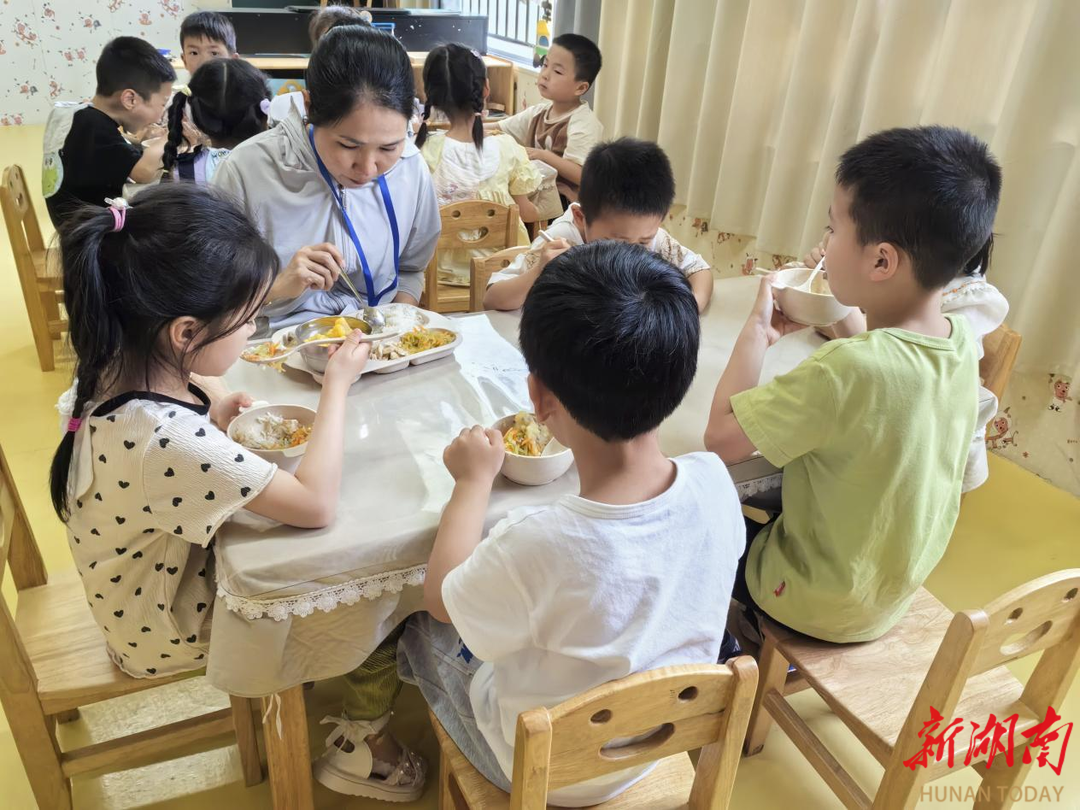 美味“食”光 “餐”与陪伴——华容县容城幼儿园开展家长陪餐活动