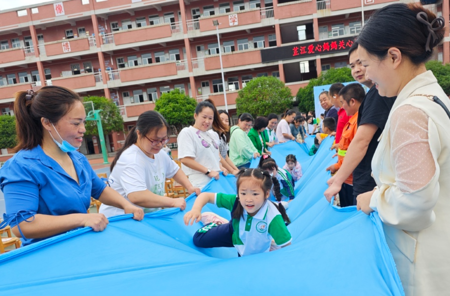 用心沟通、用爱陪伴！芷江东门口幼儿园：通过游戏互动，让家长跟孩子贴心交流