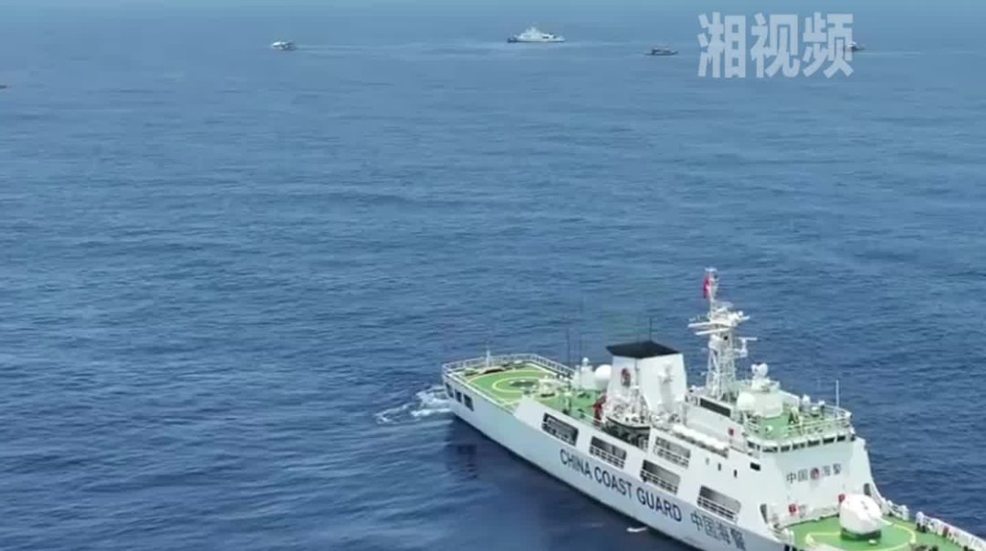 现场画面！一艘中国海警船拦住数艘菲方船只
