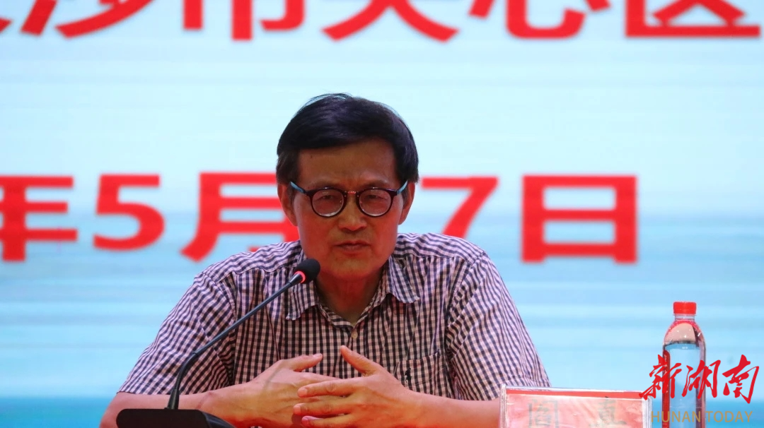 著名作家阎真亮相明德启南中学，精彩讲座点亮科技读书节