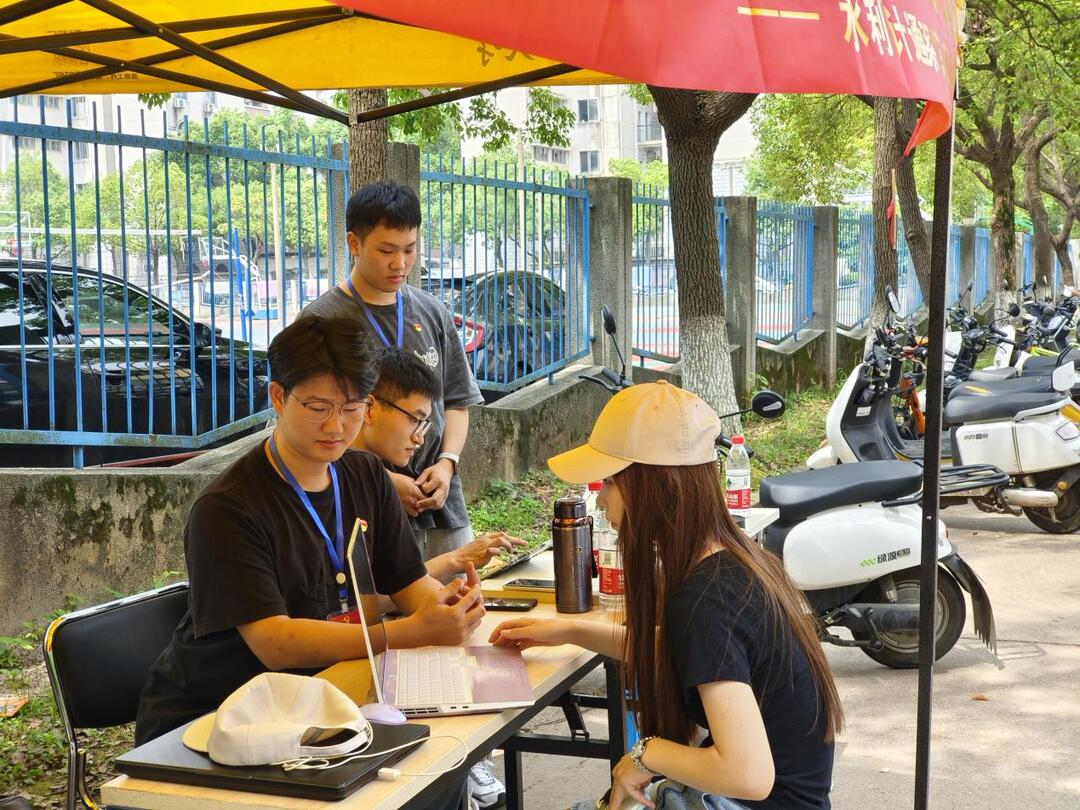 长理城南学院学生党员开展“电脑义诊”志愿服务