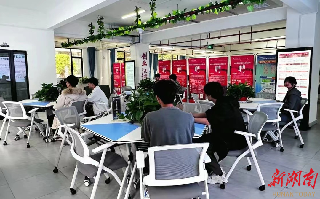 校园内设立“就业驿站”，郴州技师学院打通就业服务“最后一米”