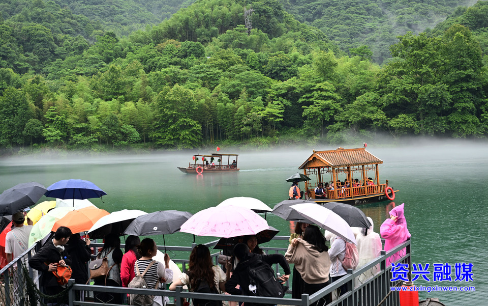 旅發(fā)進行時 |“5·19”中國旅游日： 游人沉浸式游覽雨中東江湖，賞無限風(fēng)光