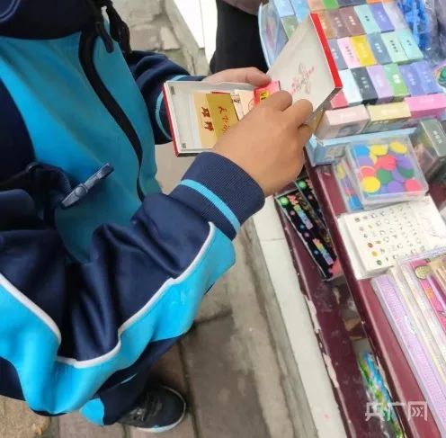 央广网评｜“烟卡”游戏风靡小学生群体，潜在风险不容小觑！