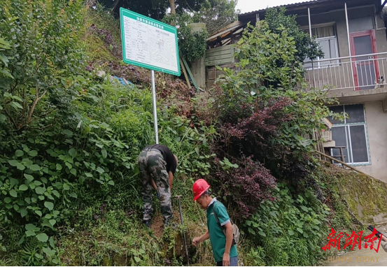 更新地質(zhì)災(zāi)害警示牌 筑牢群測(cè)群防安全路