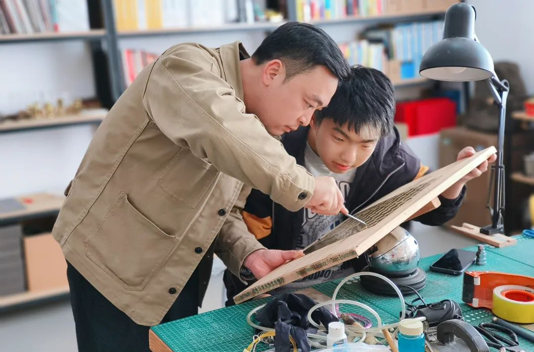 喜报|大汉研学工艺美术大师朱海鹏在第四届中国工艺美术博览会中再获佳绩