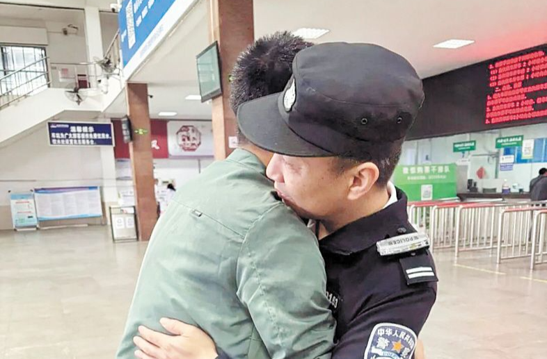 “警察大哥，我能抱抱你吗？”