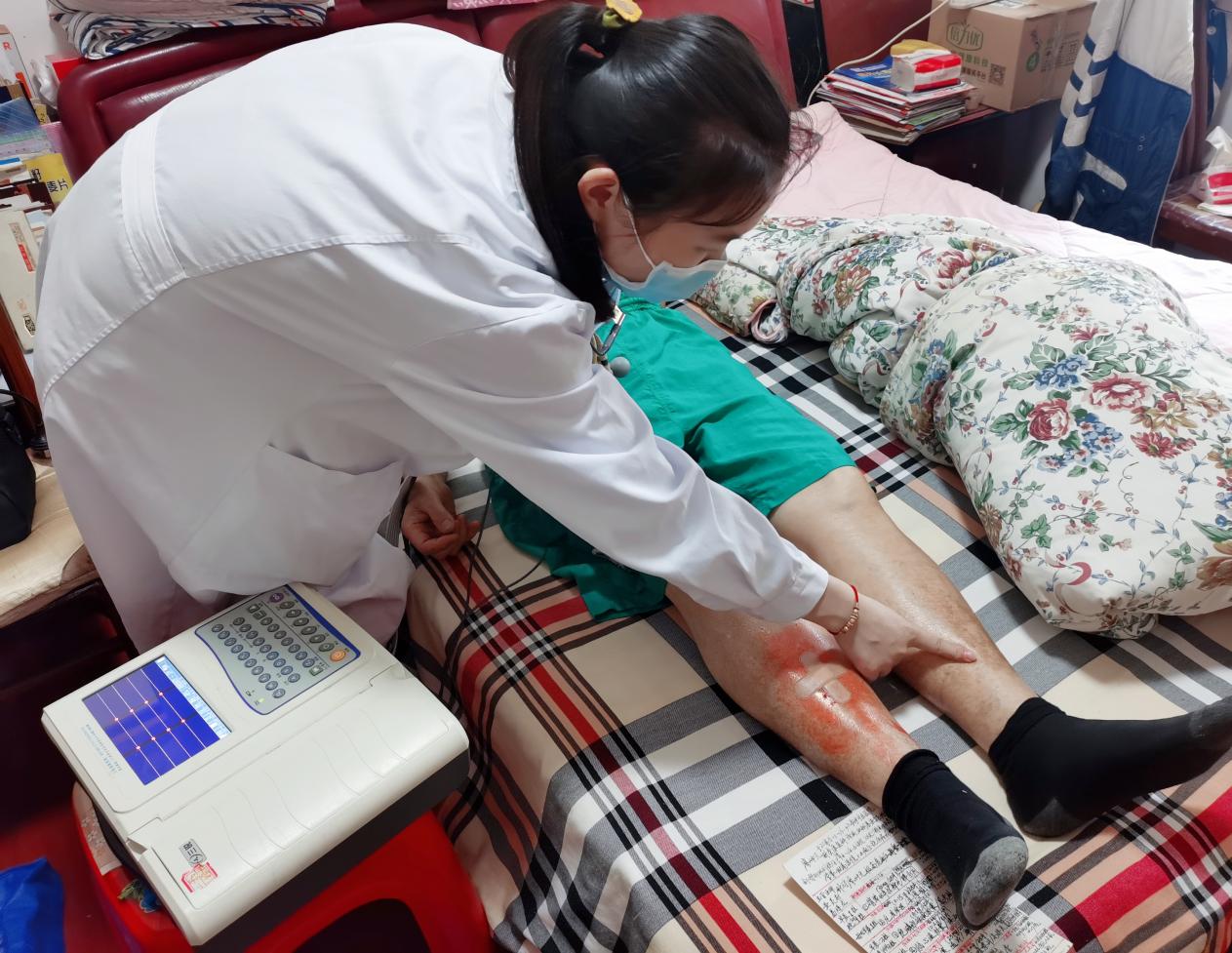 入户体检暖人心 健康服务零距离