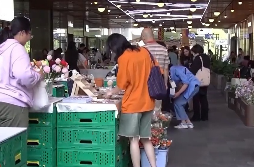 过季衣物、潮玩手办……年轻人为何热衷“买卖闲置”？