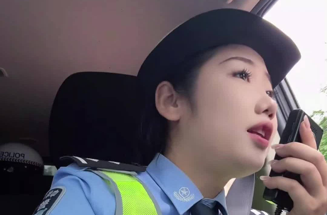 长沙警花甜美喊话提醒违停车辆， 网友：人美心美，人性化执法