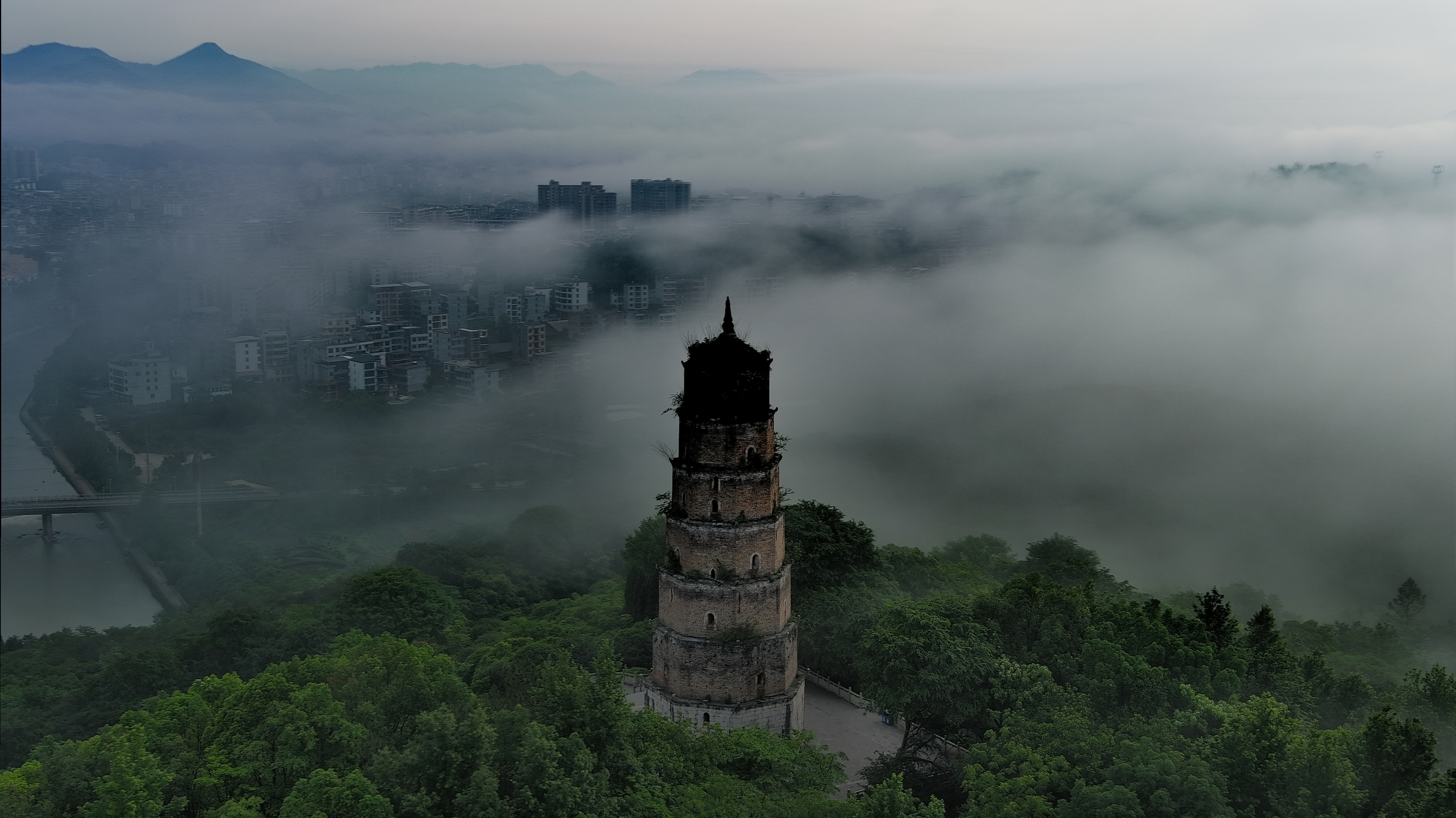 雾靓青云塔