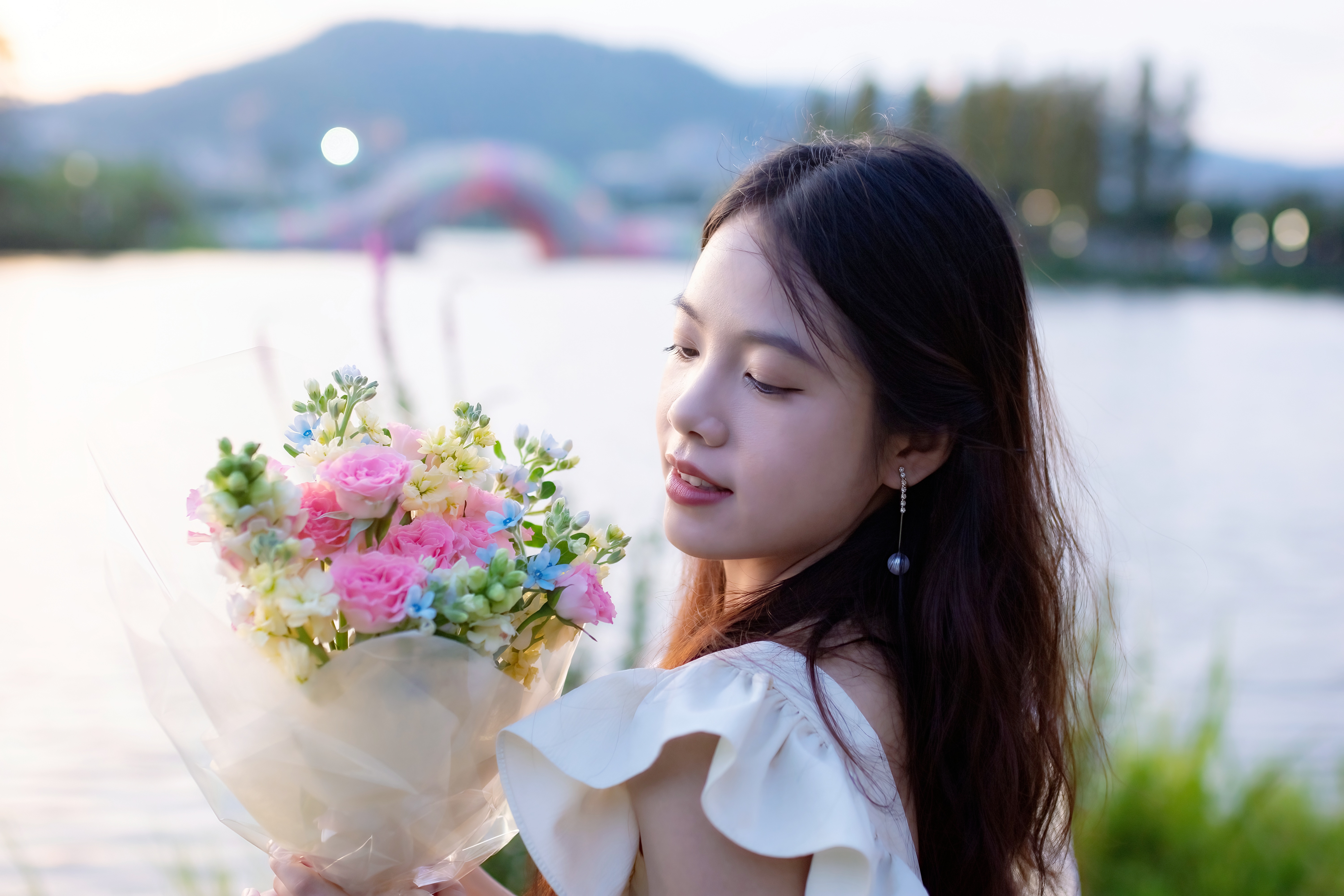 人花相映两娇艳