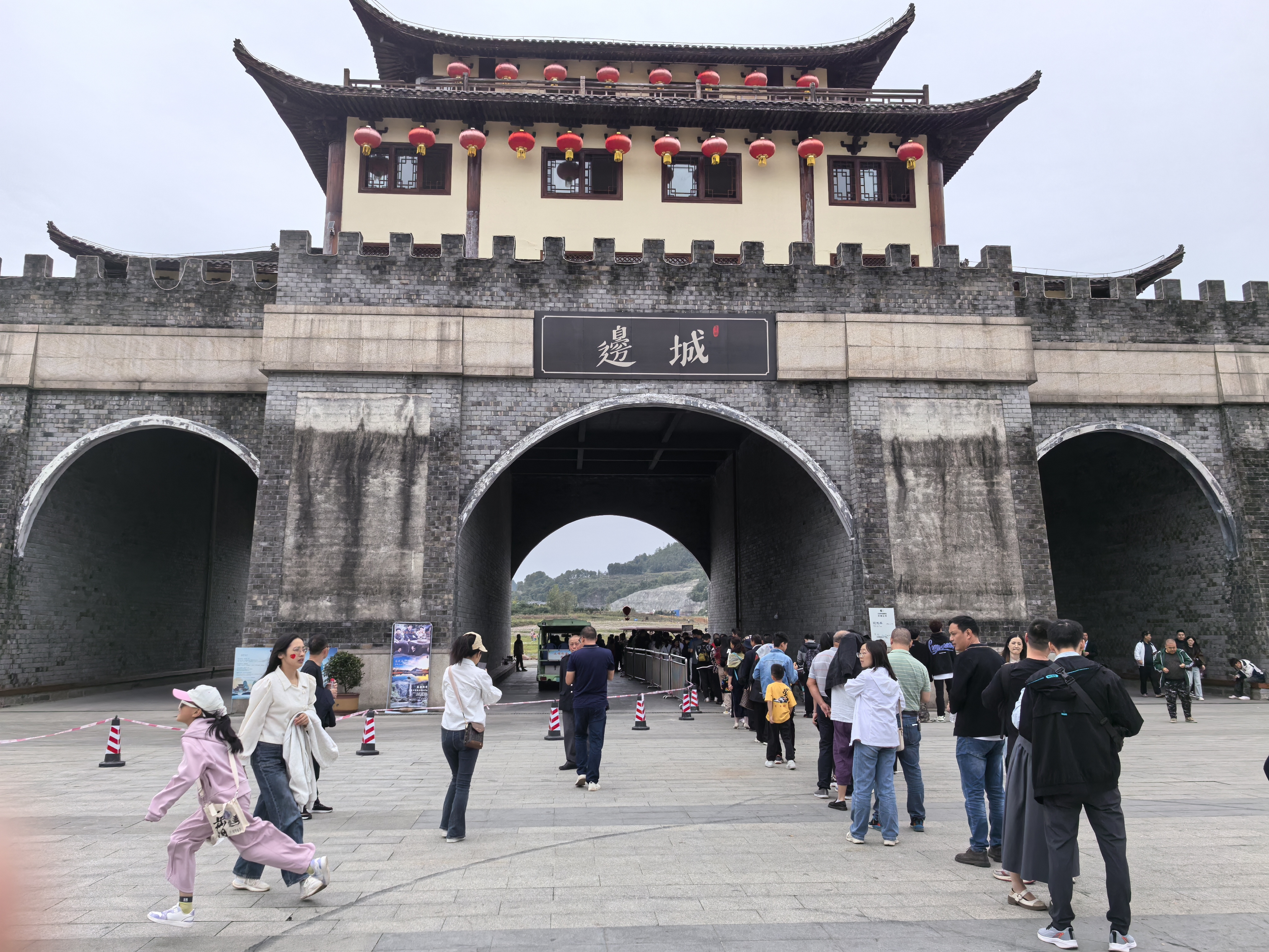 边城小镇游客如潮