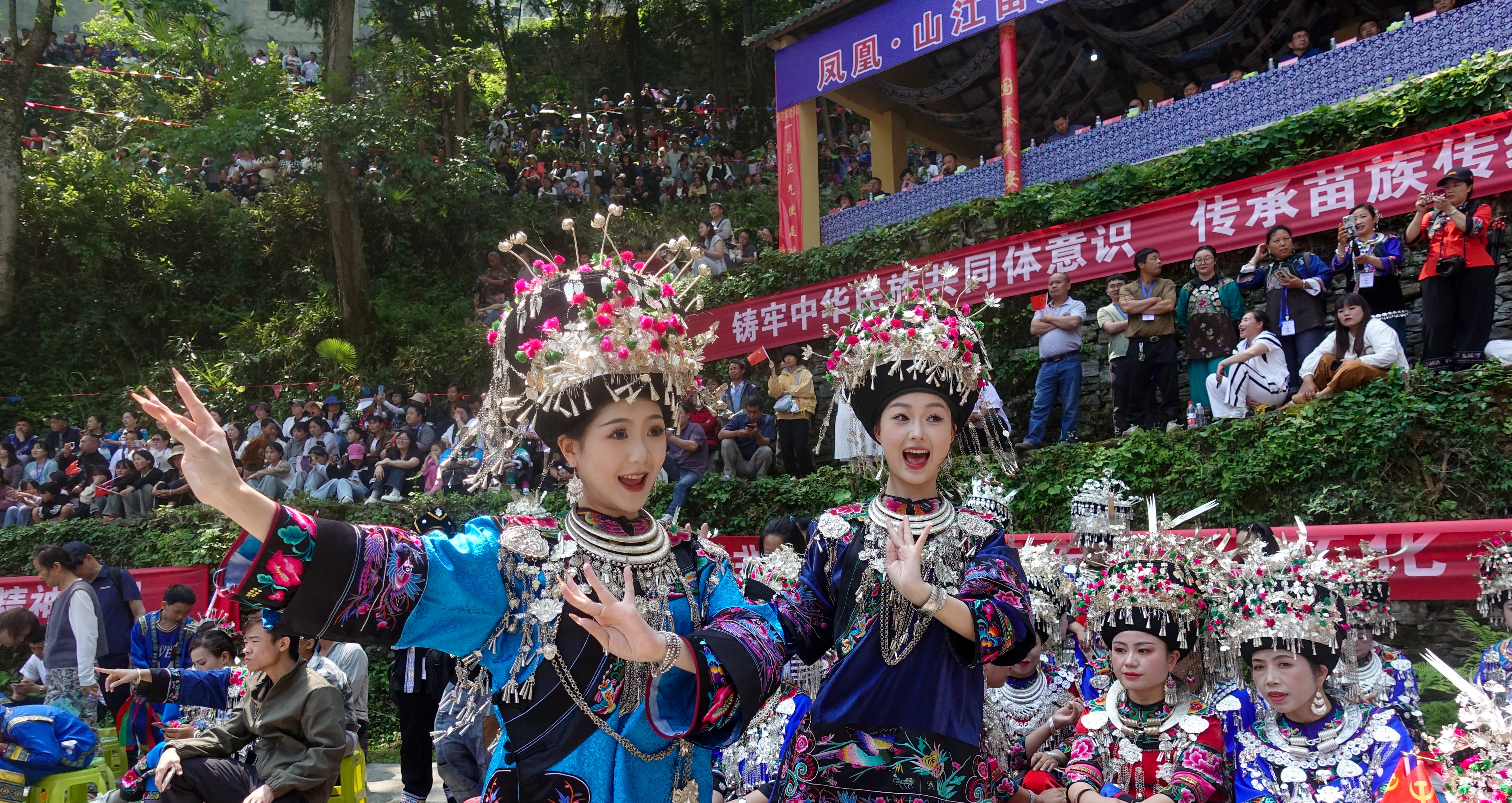 盛装苗女唱苗歌
