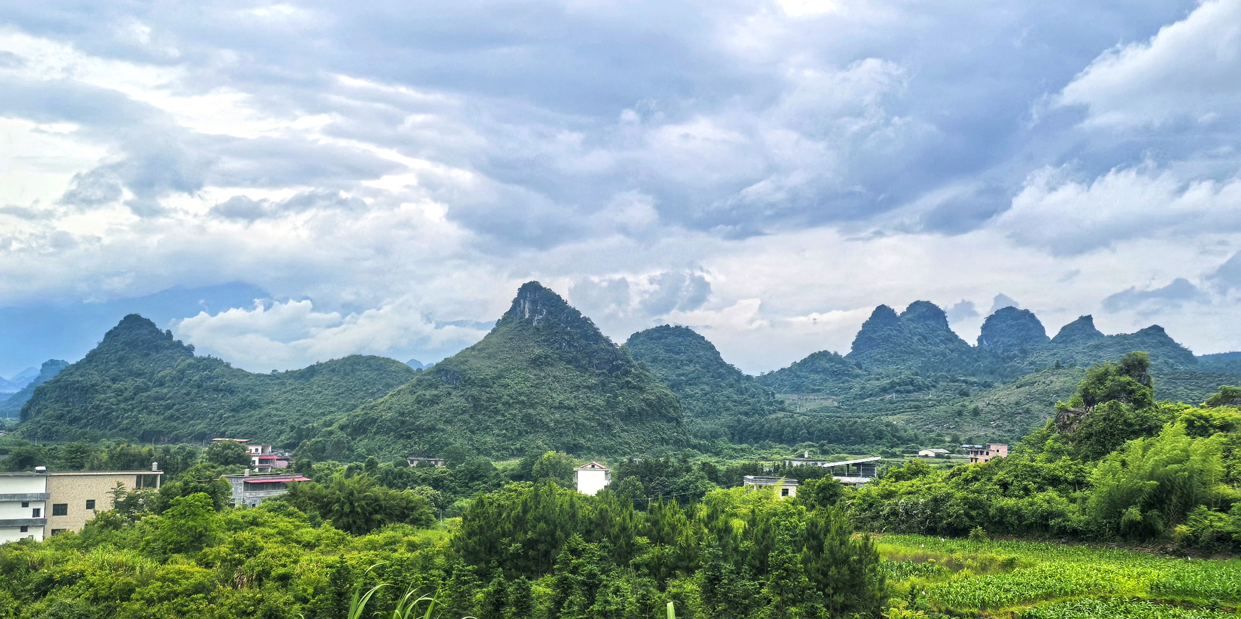 绿野映翠峰