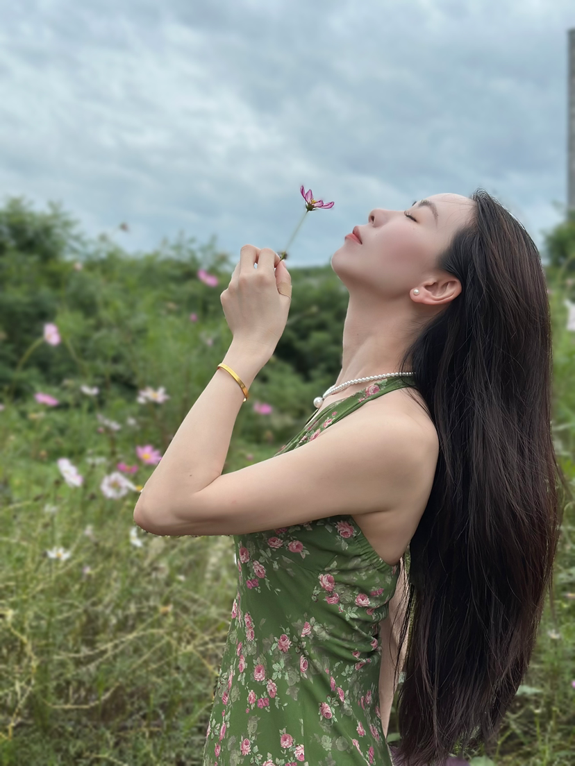 風(fēng)繞過(guò)發(fā)梢 花竊竅私語(yǔ)