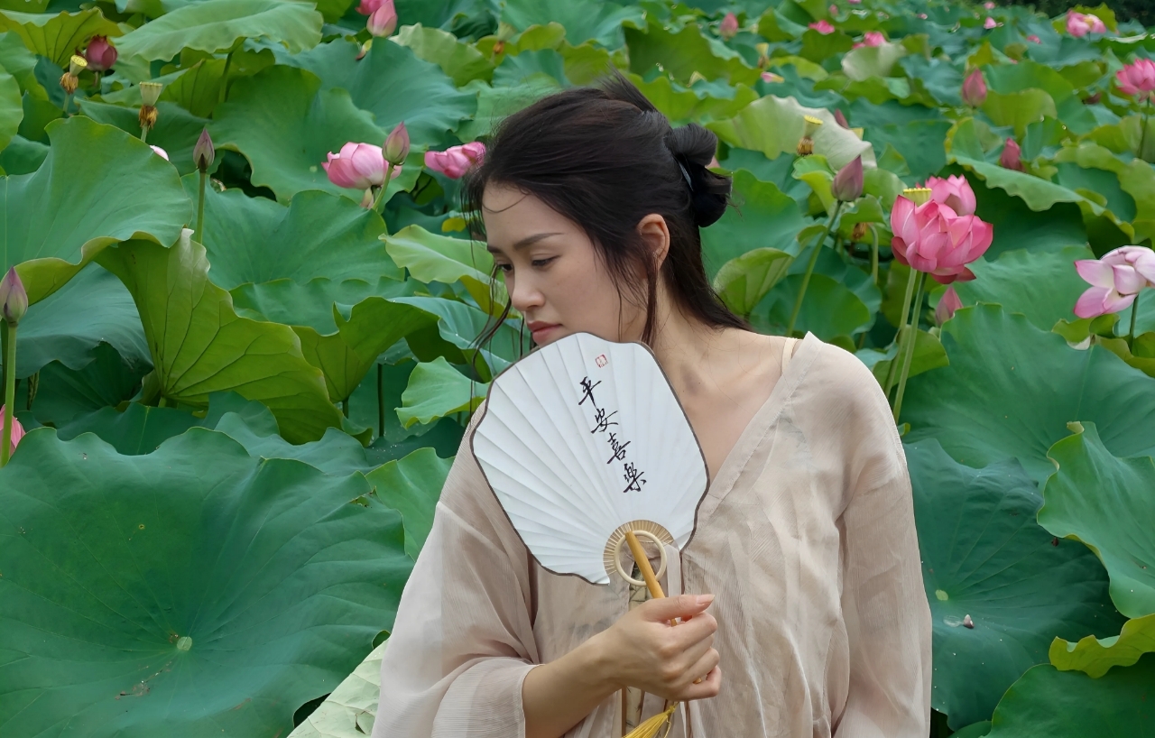輕搖扇影落荷香